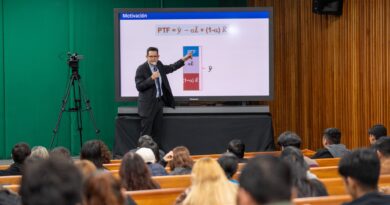 Expertos en economía imparten conferencias en la UAT