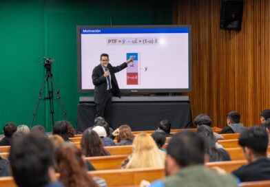 Expertos en economía imparten conferencias en la UAT